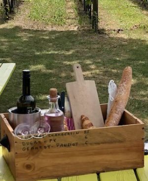 Luxe picknickmand voor 2 personen + fles wijn bij Vinea Cura